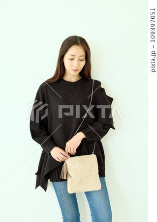 黒いニットの女性 109397051