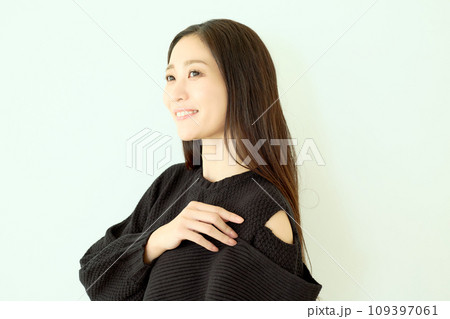 黒いニットの女性 黒いニットの女性 109397061