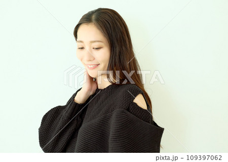 黒いニットの女性 109397062