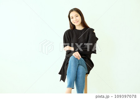 黒いニットの女性 109397078