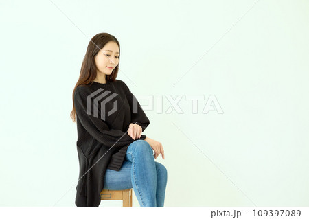 黒いニットの女性 黒いニットの女性 109397089