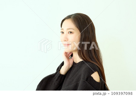 黒いニットの女性 109397098