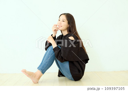 黒いニットの女性 黒いニットの女性 109397105