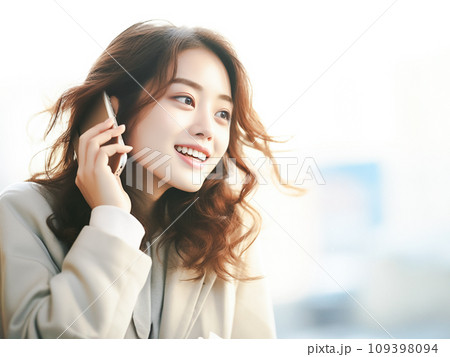 スマホで通話する笑顔の女性 109398094