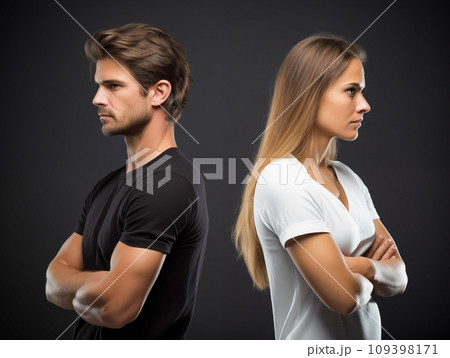 ケンカする男女 109398171