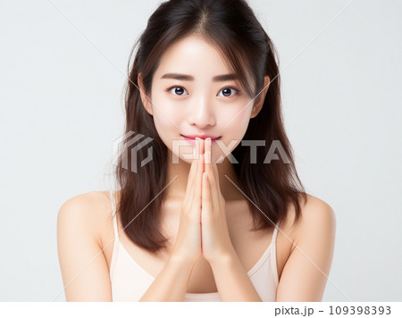 両手を合わせる女性 109398393