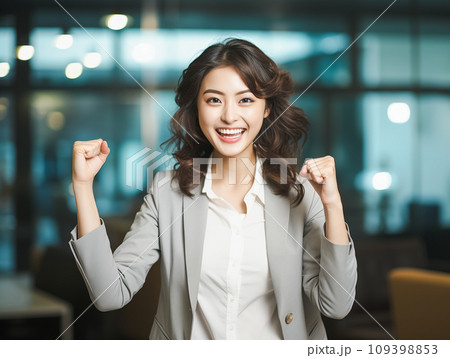 ガッツポーズする女性 ガッツポーズする女性 109398853