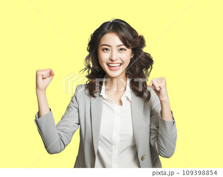 ガッツポーズする女性 ガッツポーズする女性 109398854