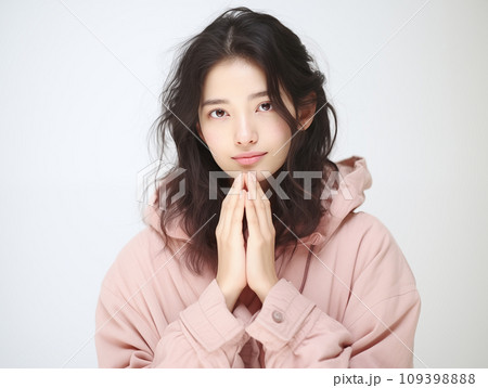 両手を合わせる女性 両手を合わせる女性 109398888