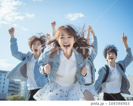 喜ぶ若者 喜ぶ若者 109398983