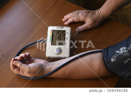 Measurement of blood pressure in a pensioner. A blood pressure monitor for humans. Treatment of a pensioner. 109399298