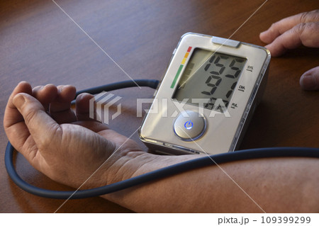 Measurement of blood pressure in a pensioner. A blood pressure monitor for humans. Treatment of a pensioner. 109399299