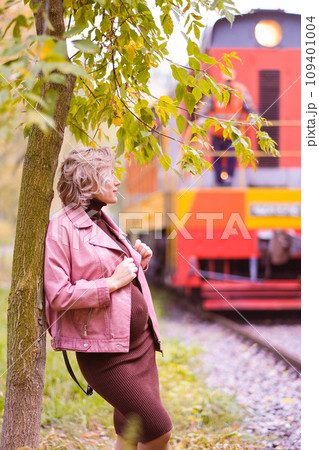 beauty pregnancy girl walking on the railway 109401004