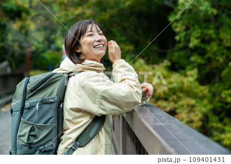 ハイキングを楽しむ女性　休日に山でリフレッシュする女性 109401431