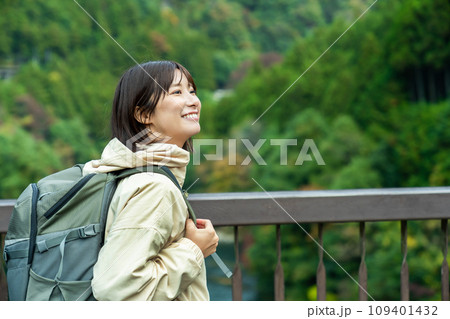 ハイキングを楽しむ女性 休日に山でリフレッシュする女性 ハイキングを楽しむ女性 休日に山でリフレッシュする女性 109401432