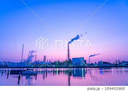 【朝焼け素材】四日市市の工場朝焼け【三重県】 109401960