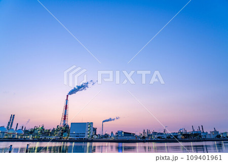 【朝焼け素材】四日市市の工場朝焼け【三重県】 109401961