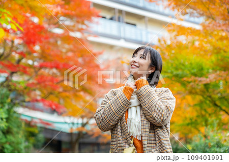 休日に紅葉をめぐる成人女性 109401991