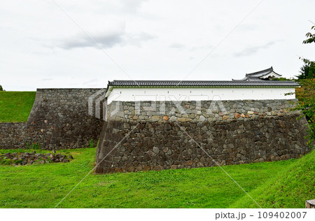 山形市　山形城　国史跡　本丸大手門　桝形　石垣と土塀 109402007