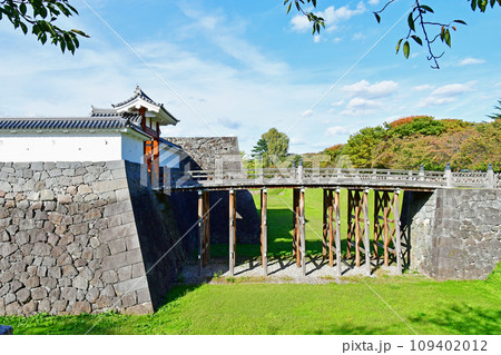 山形市　山形城　国史跡　本丸大手門　桝形　高麗門　石垣　土塀　 109402012