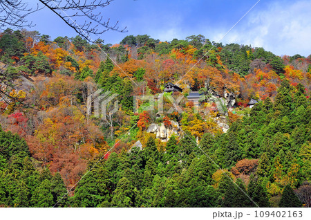 錦秋の山寺 芭蕉記念館から谷向の宝珠山立石寺を見上げる 錦秋の山寺 芭蕉記念館から谷向の宝珠山立石寺を見上げる 109402163