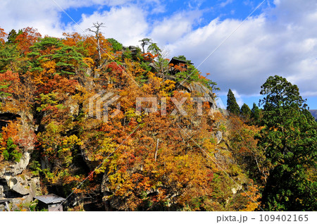 山寺　立石寺　開山堂から錦秋の釈迦が峰を望む 109402165