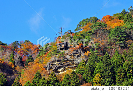 山寺 立石寺 芭蕉記念館から谷向の錦秋の釈迦が峰を望む 山寺 立石寺 芭蕉記念館から谷向の錦秋の釈迦が峰を望む 109402214