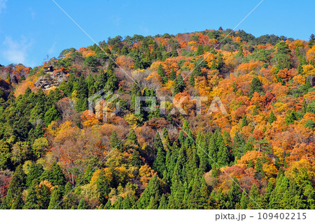 山寺 立石寺 芭蕉記念館から谷向の錦秋の釈迦が峰を望む 山寺 立石寺 芭蕉記念館から谷向の錦秋の釈迦が峰を望む 109402215