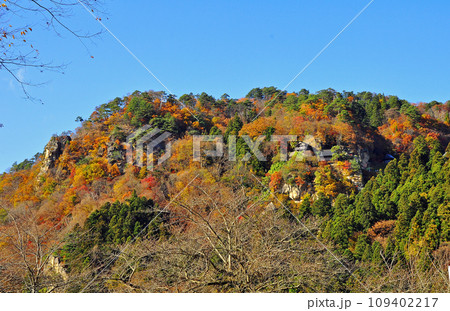 錦秋の山寺　芭蕉記念館から谷向の宝珠山立石寺を見上げる 109402217