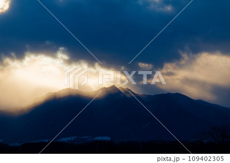 夕方の日高山脈 夕方の日高山脈 109402305