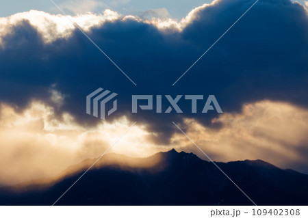 夕方の日高山脈 109402308