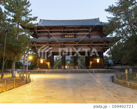 明け方の東大寺南大門 明け方の東大寺南大門 109402721