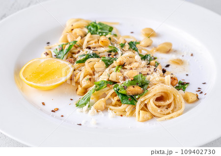 Lemon pasta with almonds Lemon pasta with almonds 109402730