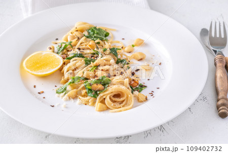 Lemon pasta with almonds Lemon pasta with almonds 109402732