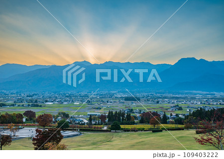 夕日の残照と北アルプス【あづみ野池田クラフトパークより撮影】 109403222