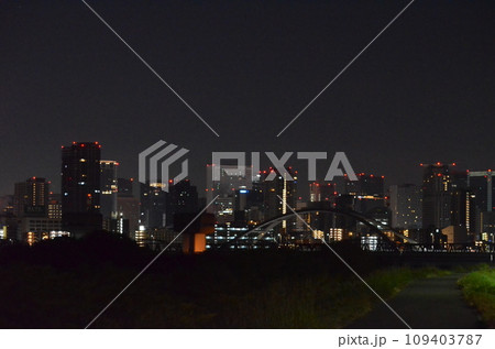 大都会の夜景 大阪、尼崎 夜の高層ビル 大都会の夜景 大阪、尼崎 夜の高層ビル 109403787