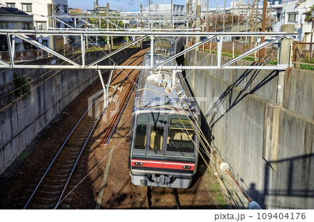 名鉄瀬戸線、地下区間との境界付近を走る4000系電車 109404176