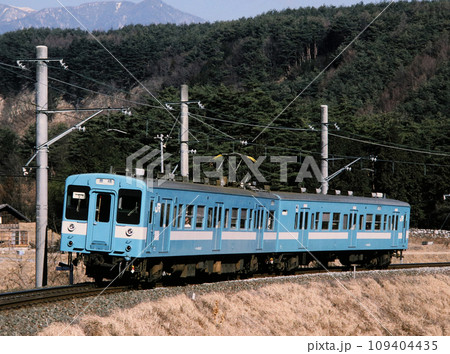 1988年飯田線田切駅付近を走る119系電車 109404435
