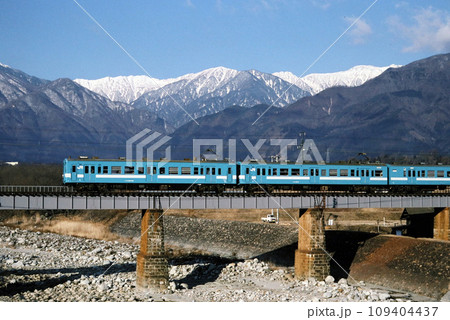 1988年飯田線大田切駅付近を走る119系電車 109404437