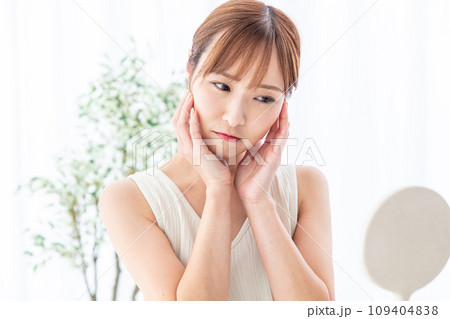 肌荒れに悩む女性 Rough skin 肌荒れに悩む女性 Rough skin 109404838