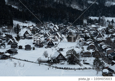 雪降る白川郷 109405603