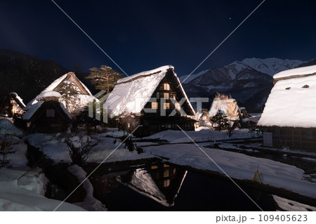 ライトアップされた白川郷 109405623