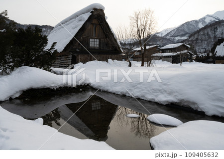 雪の積もった合掌造り 白川郷 雪の積もった合掌造り 白川郷 109405632
