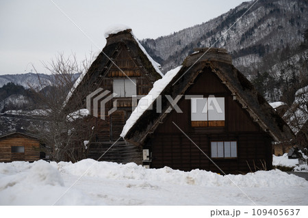 雪の積もった白川郷の合掌造り 雪の積もった白川郷の合掌造り 109405637