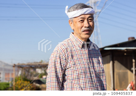 畑の野菜を育てる農家の男性 109405837