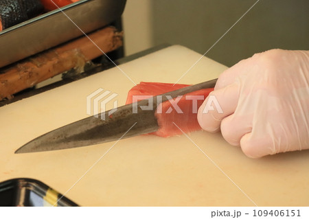 マグロの刺身を引く　 109406151