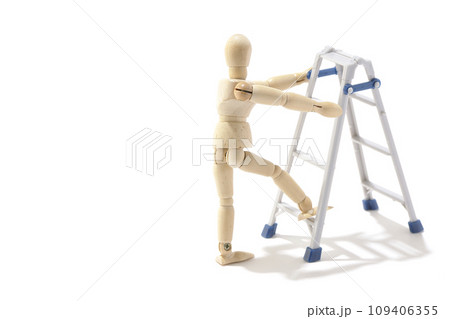 脚立を使って作業するシチュエーションを白背景で撮影 109406355
