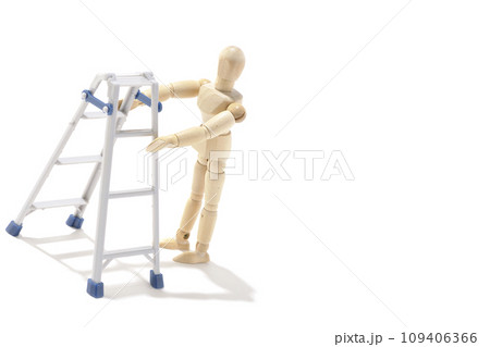 脚立を使って作業するシチュエーションを白背景で撮影 109406366