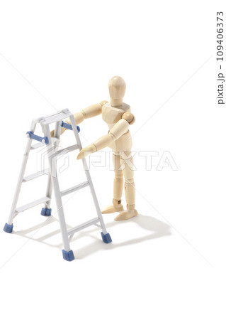 脚立を使って作業するシチュエーションを白背景で撮影 脚立を使って作業するシチュエーションを白背景で撮影 109406373