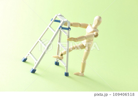 脚立を使って作業するシチュエーション 脚立を使って作業するシチュエーション 109406518